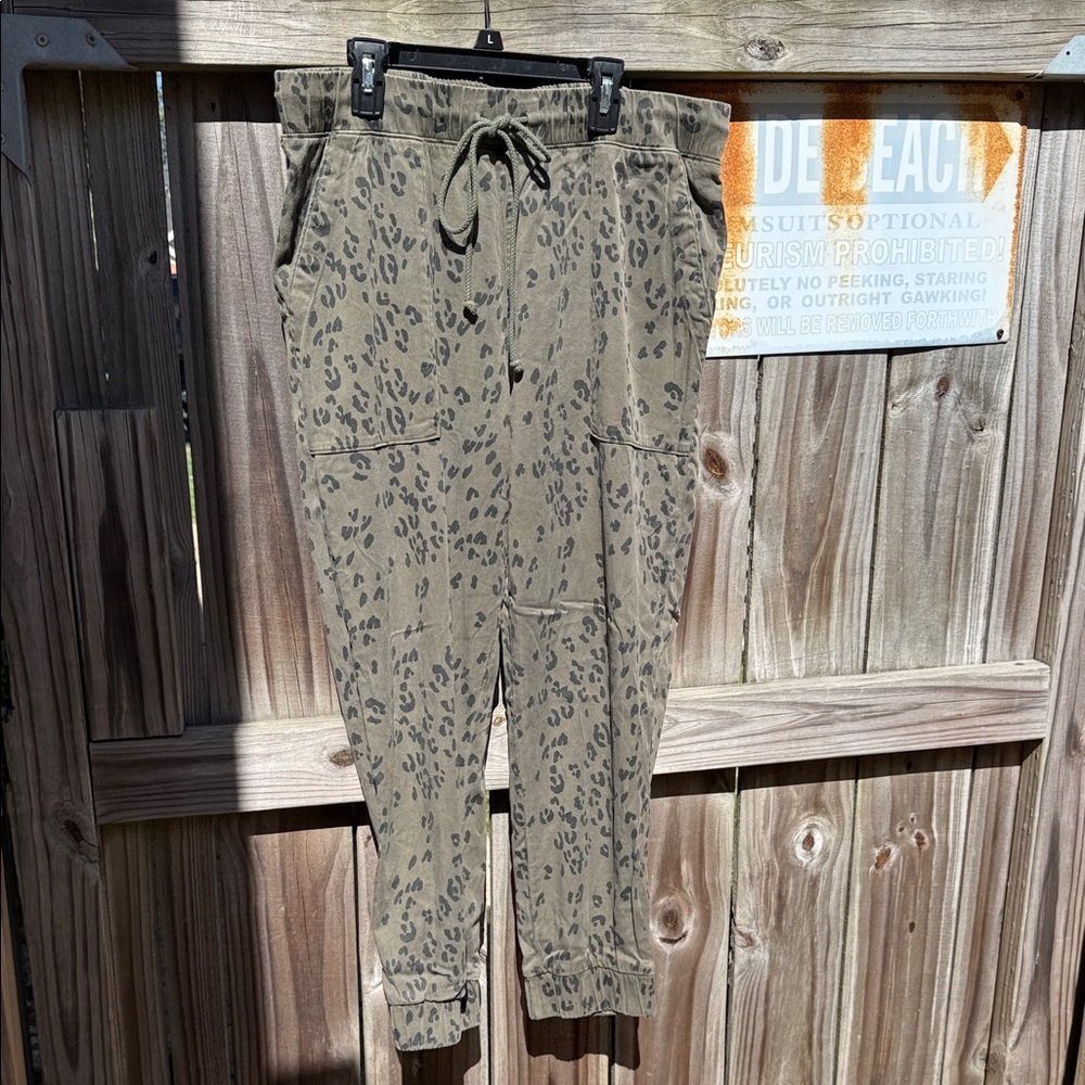 Bella Dahl Olive Leopard Print Pants